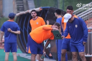 鲁媒：韩鹏昨天第一次带泰山训练，新外籍助教已经在观察训练
