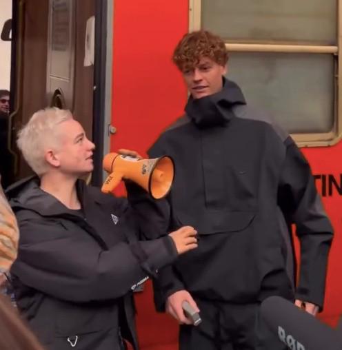 天天盈球APP-新工作，辛纳现身意大利火车站为列车检票